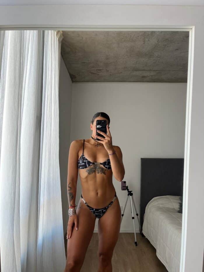 Bikini Julia - Image 3